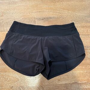 Lulu speed up low rise 2.5 inch shorts
